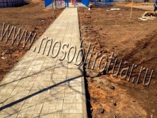 красивая укладка тротуарной плитки на бетонное основание
