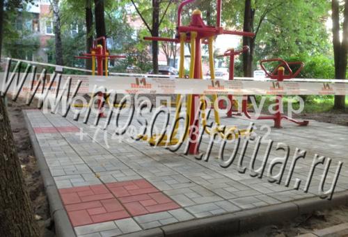 Укладка тротуарной плитки на детской площадке - слайд 1