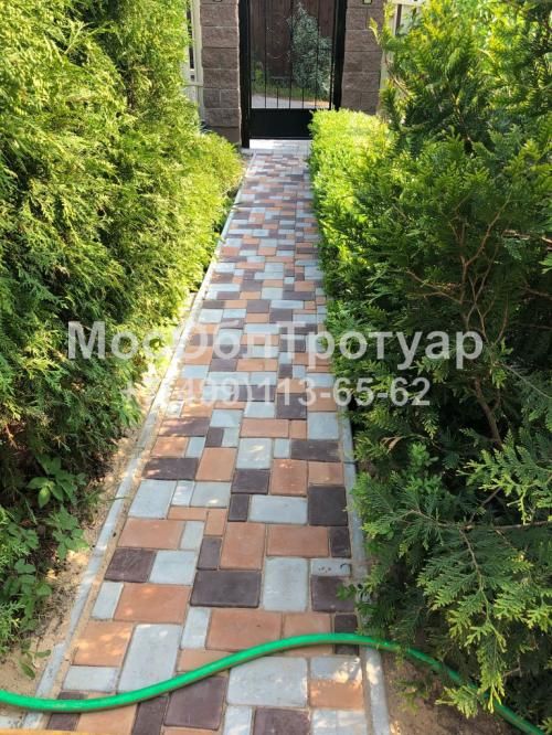 Укладка тротуарной плитки двух цветов с подготовкой песчаного щебеночного основания в деревне Софрино - слайд 5